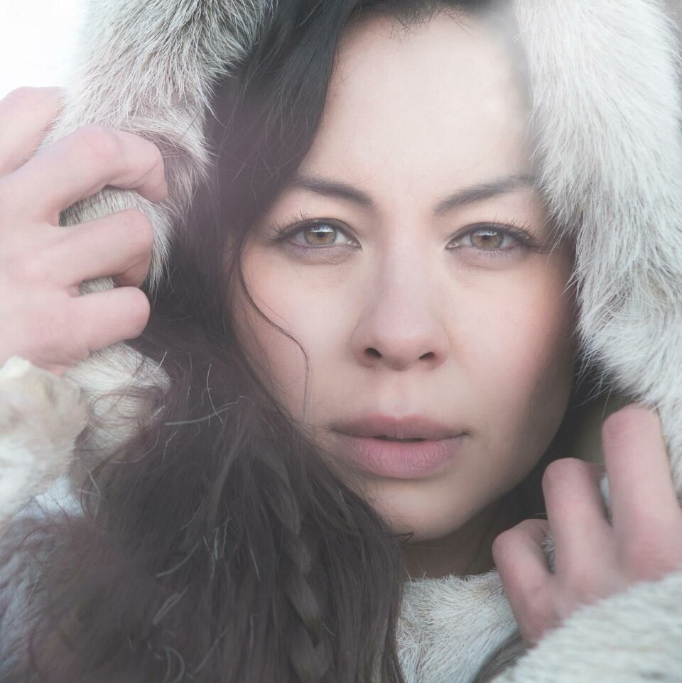 Hør Tiffany Ayalik og Hans-Henrik Suersaq synge strubesang på Arnanuts FB-side, hvor der ligger et filmklip fra årets Qooqqut-festival.