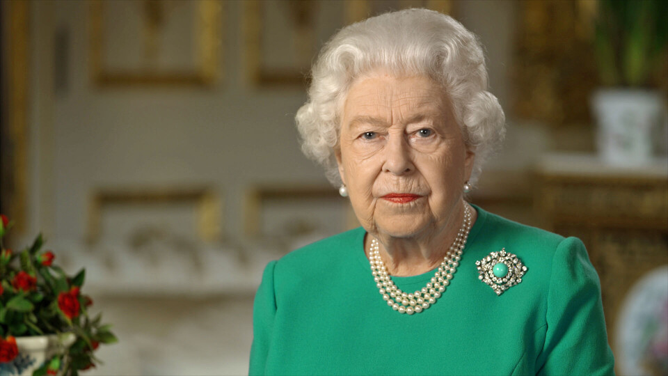 Dronning Elizabeth holdt sin tale fra Windsor Castle, hvor hun og hendes mand, 98-årige prins Philip, opholder sig for at undgå at blive smittet med coronavirus.