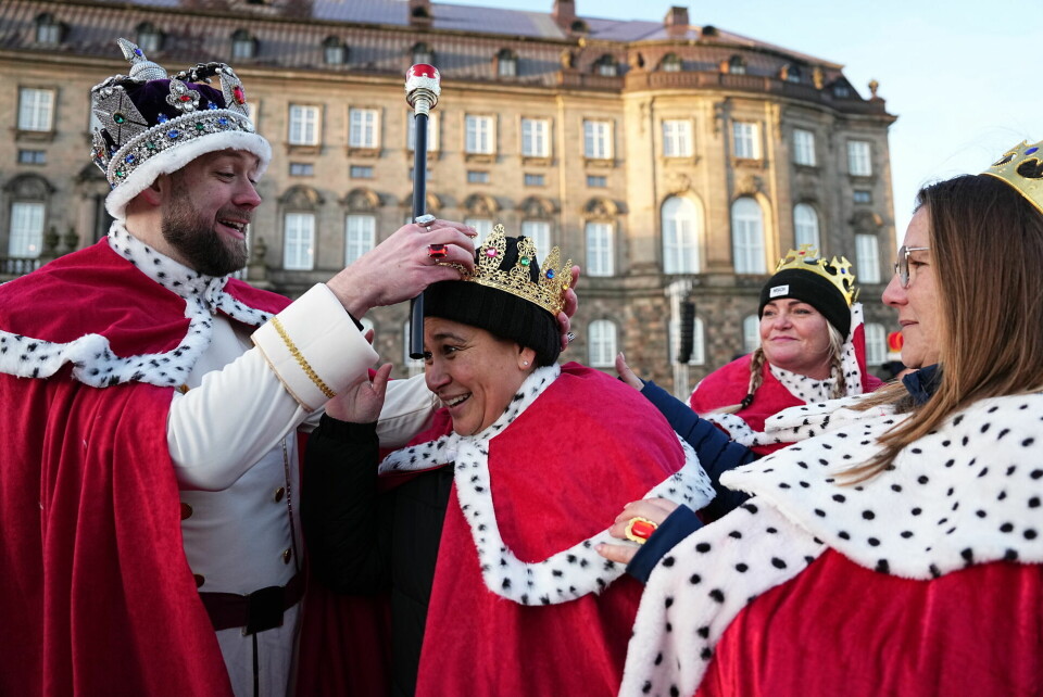 Billeder viser fra Christiansborg Slotsplads har udrustet sig med dannebrogsflag, klapstole og varmt tøj.