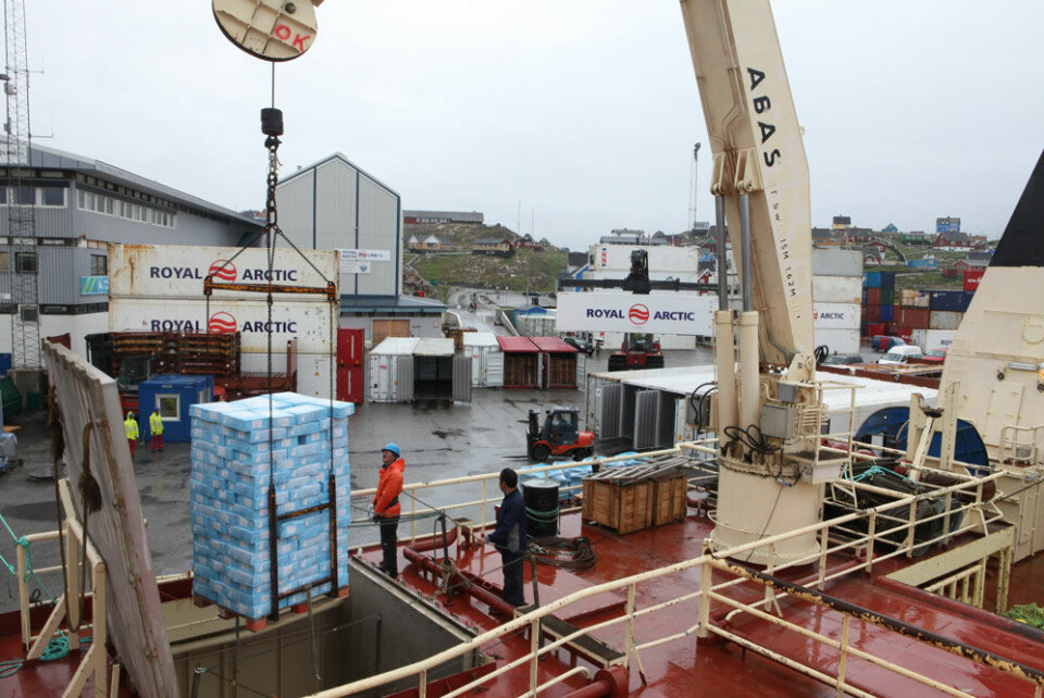 Der kan først losses trawlere i Aasiaat i slutningen af september, oplyser Royal Arctic Line. Her er det Polar Seafoods trawler, der losses i havnen. Foto: SermitsiaqAG