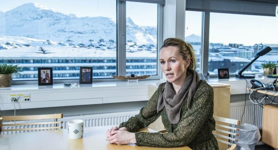 – Nu er stafetten så endnu en gang givet videre til en ny naalakkersuisoq for området fra etandet parti. Endnu en gang bliver den grønlandske udenrigspolitik sat hen i en form forventeposition, indtil det nye Naalakkersuisut kan tegne linjen for Grønlands fremtidige holdningomkring forsvar, udenrigs- og sikkerhedspolitik. Alt imens raser en krig i Europa, og vi ser ind ivoldsomme prisstigninger, hvilket uden tvivl vil påvirke den grønlandske befolkning, siger AnnaWangenheim, der efterlyser inddragelse og fremdrift i Naalakkersuisuts udenrigs- ogsikkerhedspolitik.