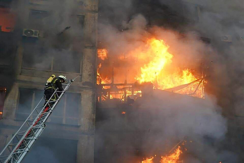 Brandmænd arbejder på at slukke en brand i en boligblok, der er ramt af beskydning i Sviatoshynsky-distriktet i det vestlige Kiev. - Angreb på boligområder i Kiev dræbte mindst to mennesker tidligt den 15. marts, sagde beredskabstjenester, da russiske tropper intensiverede deres angreb på den ukrainske hovedstad. (Foto fra forskellige kilder / AFP) / Kilde: AFP-FOTO / Ukraines statslige nødhjælpstjeneste.