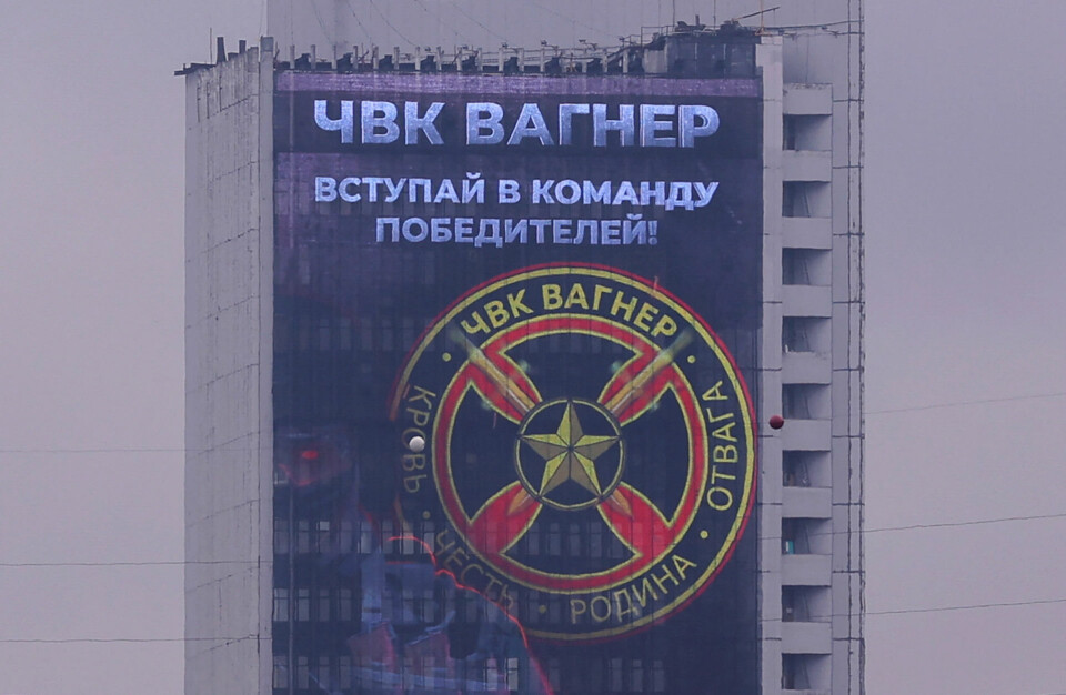 Ifølge Storbritanniens forsvarsministerium er Rusland fortsat interesseret i at bruge private militære grupper i Ukraine, fordi de er mindre belastede af lønkrav og ineffektivitet. På billedet ses en reklame på en bygning i Moskva for at tilslutte Wagner-gruppen.