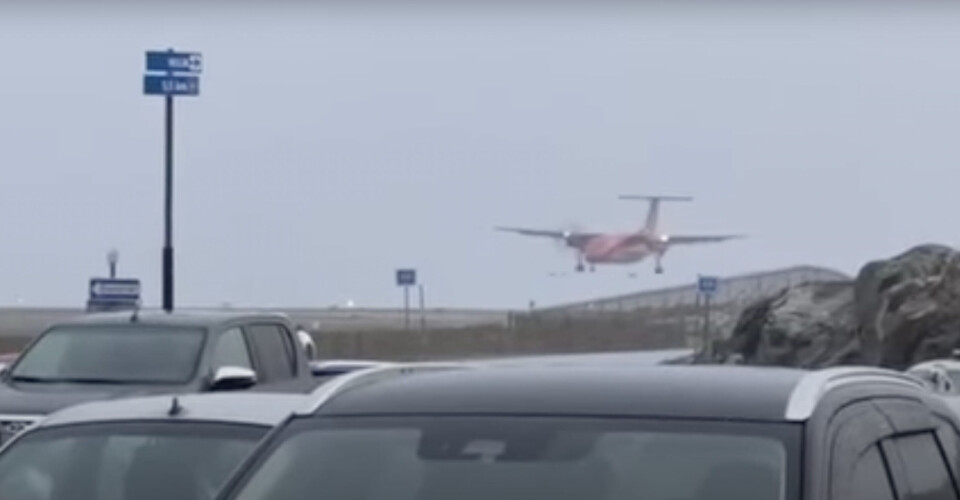 Videoen af flyet, der lander med kun en propel snurrende, kan ses via s YouTube-kanal. Air Greenland