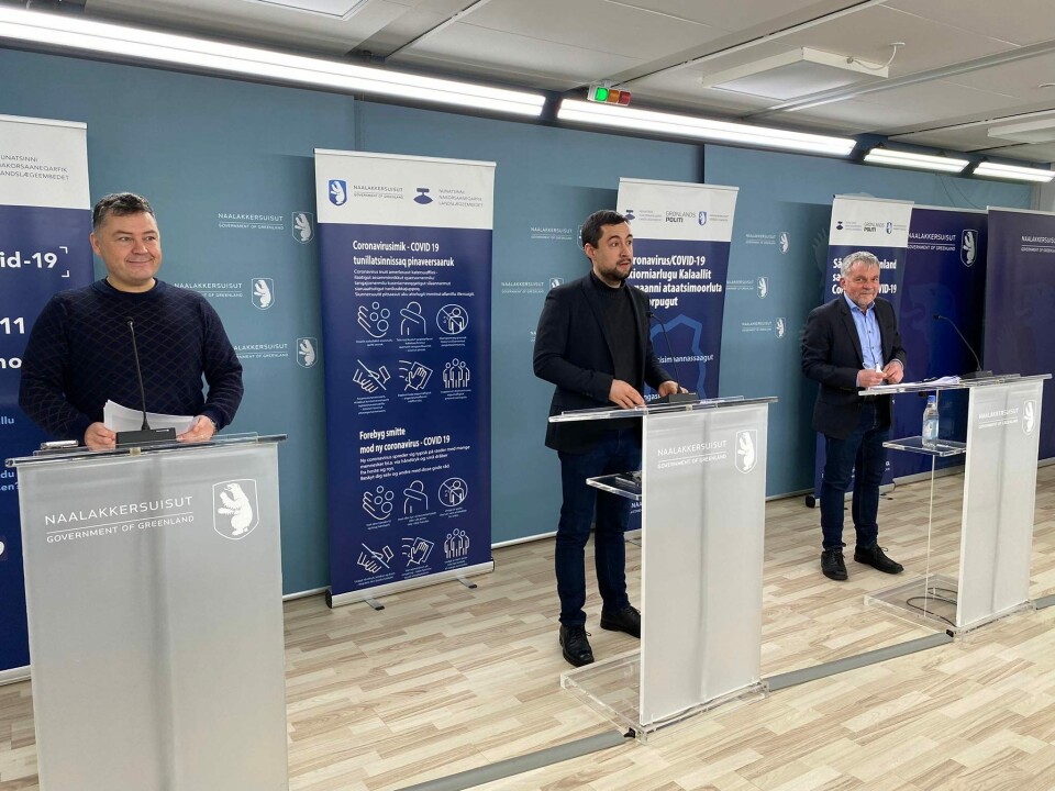 Fungerende naalakkersuisoq for sundhed, Pele Broberg (N), formand for Naalakkersuisut Múte B. Egede (IA) og landslæge Henrik L. Hansen ved onsdagens pressemøde.