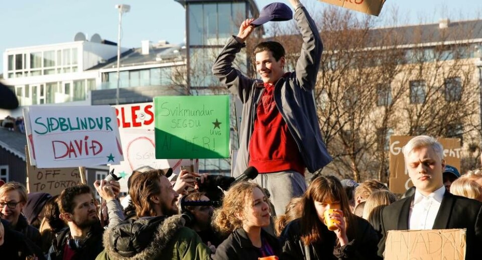 Mandag og tirsdag har der været store demonstrationer i Reykjavik AP Photo/Brynjar GunnarssonSigmundur David Gunnlaugsson fra Fremskridtspartiet har unddraget sin personlige formue fra skattebetaling PolfotoMandag og tirsdag har der været store demonstrationer i Reykjavik AP Photo/Brynjar GunnarssonSigmundur David Gunnlaugsson fra Fremskridtspartiet har unddraget sin personlige formue fra skattebetaling PolfotoMandag og tirsdag har der været store demonstrationer i Reykjavik AP Photo/Brynjar GunnarssonSigmundur David Gunnlaugsson fra Fremskridtspartiet har unddraget sin personlige formue fra skattebetaling Polfoto