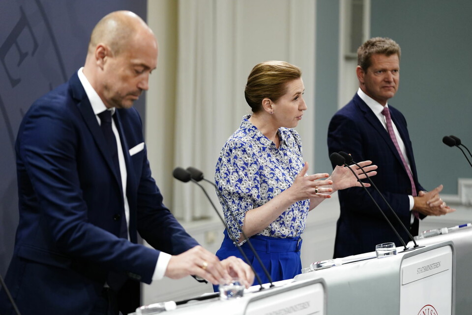 - Derfor handler vi nu. Og det gør vi først og fremmest for at beskytte jer, der er sårbare og ældre, siger Mette Frederiksen på et pressemøde onsdag formiddag dansk tid.