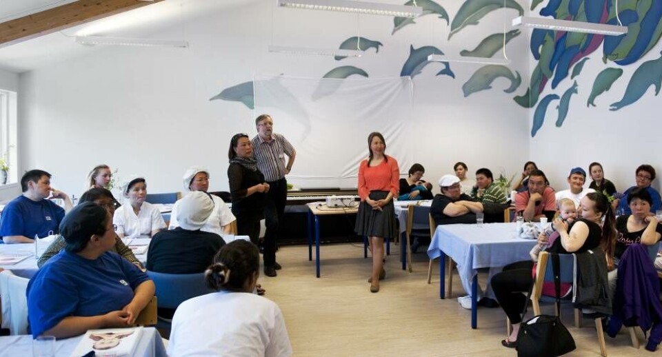 Som det første sted holdt sundhedscenter Qaqortoq onsdag et eftermiddags-foredrag og kursus på levnedsmiddelskolen Inuili i Narsaq. Stående fra venstre ses tolk fra sygehuset i Narsaq, distriktslæge i Qaqortoq Jan Færk og i orangerød bluse kostvejleder Lena P. Fisker John Rasmussen - Narsaq FotoDistriktslæge Jan Færk og kostvejleder Lena P. Fisker. Begge fra Qaqortoq John Rasmussen - Narsaq FotoSom det første sted holdt sundhedscenter Qaqortoq onsdag et eftermiddags-foredrag og kursus på levnedsmiddelskolen Inuili i Narsaq. Stående fra venstre ses tolk fra sygehuset i Narsaq, distriktslæge i Qaqortoq Jan Færk og i orangerød bluse kostvejleder Lena P. Fisker John Rasmussen - Narsaq FotoDistriktslæge Jan Færk og kostvejleder Lena P. Fisker. Begge fra Qaqortoq John Rasmussen - Narsaq FotoSom det første sted holdt sundhedscenter Qaqortoq onsdag et eftermiddags-foredrag og kursus på levnedsmiddelskolen Inuili i Narsaq. Stående fra venstre ses tolk fra sygehuset i Narsaq, distriktslæge i Qaqortoq Jan Færk og i orangerød bluse kostvejleder Lena P. Fisker John Rasmussen - Narsaq FotoDistriktslæge Jan Færk og kostvejleder Lena P. Fisker. Begge fra Qaqortoq John Rasmussen - Narsaq Foto