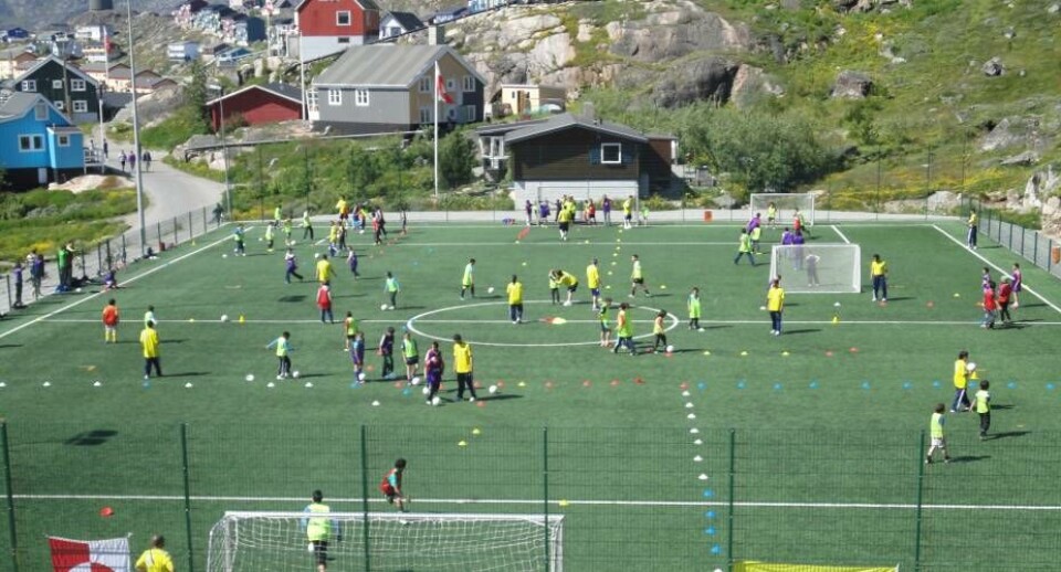Billedet er fra 2011, hvor Fifas fodbold-instruktør Jean-Marie Conz var på besøg og forestod afviklingen Fifa Football Festival på den kunstgræsbanen i Qaqortoq