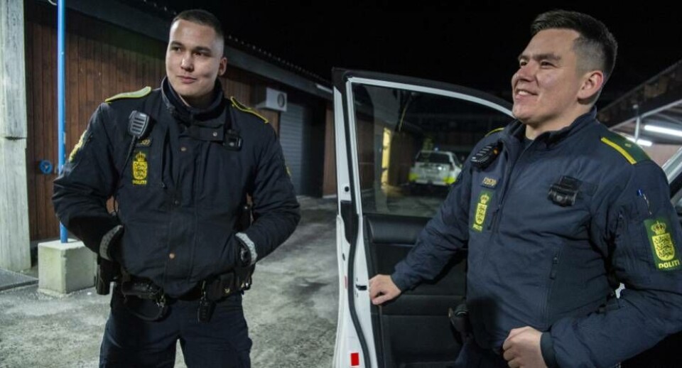 Nattevagten for Knud og Aslak, Grønlands Politi, var en rolig ’dag på kontoret’. Stemningen i Nuuk var god.