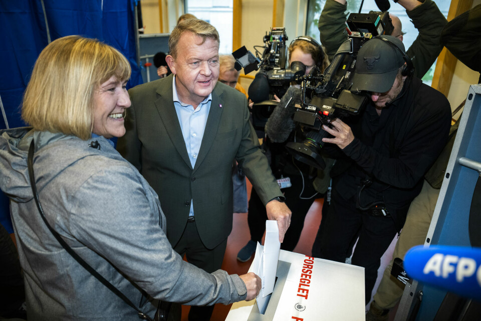 Lars Løkke Rasmussen fra Moderaterne og hustruen Sólrun stemmer på Nyboder Skole i København tirsdag formiddag dansk tid.