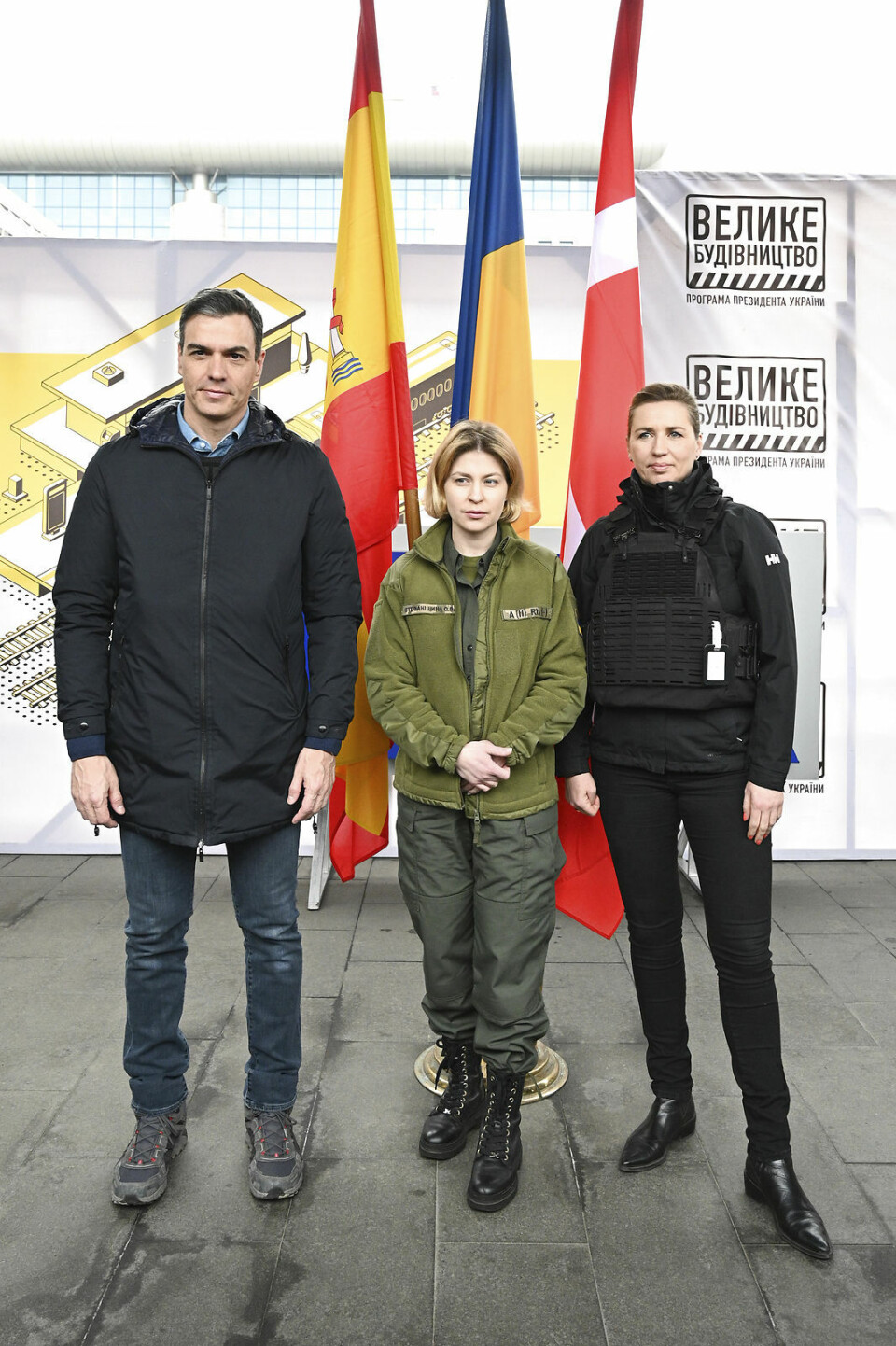 Spaniens præsident, Pedro Sánchez, og statsminister Mette Frederiksen poserer ved deres ankomst til Kyiv.