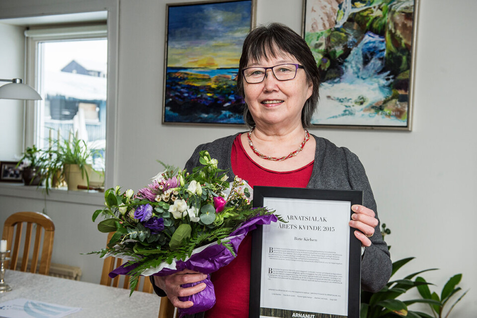 Billedtekst: Arnanut overrasker Birte Kielsen, der tror hun skal spise frokost med sin datter Aviâja, men i stedet bliver kåret til Årets Kvinde