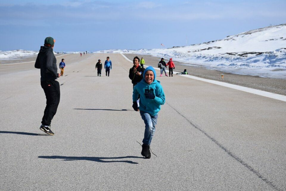 Løbsarrangementet på landingsbanen blev populært. Nuuk Lufthavn åbner også landingsbanen på søndag til løbsarrangement Gør maj sundDer var stafet på rulleski på landingsbanen Gør maj sundDer blev også arrangeret løb for begyndere Gør maj sundDer var nærmest trængsel under mandagens træning i gymnastiksalen Gør maj sundCrossFit byder på mange forskellige øvelser Gør maj sundLøbsarrangementet på landingsbanen blev populært. Nuuk Lufthavn åbner også landingsbanen på søndag til løbsarrangement Gør maj sundDer var stafet på rulleski på landingsbanen Gør maj sundDer blev også arrangeret løb for begyndere Gør maj sundDer var nærmest trængsel under mandagens træning i gymnastiksalen Gør maj sundCrossFit byder på mange forskellige øvelser Gør maj sundLøbsarrangementet på landingsbanen blev populært. Nuuk Lufthavn åbner også landingsbanen på søndag til løbsarrangement Gør maj sund