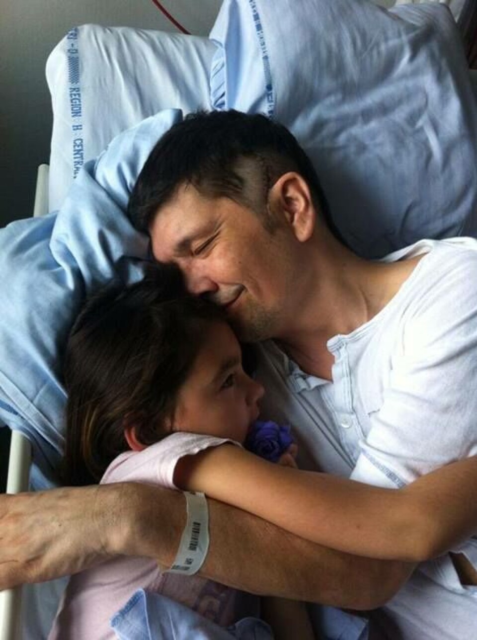 42-årige Henrik Broberg tilbringer sine sidste dage på hospice i Danmark. - Her i kærlig omfavnelse med vores yngste datter på ni år, fortæller Thora Broberg
