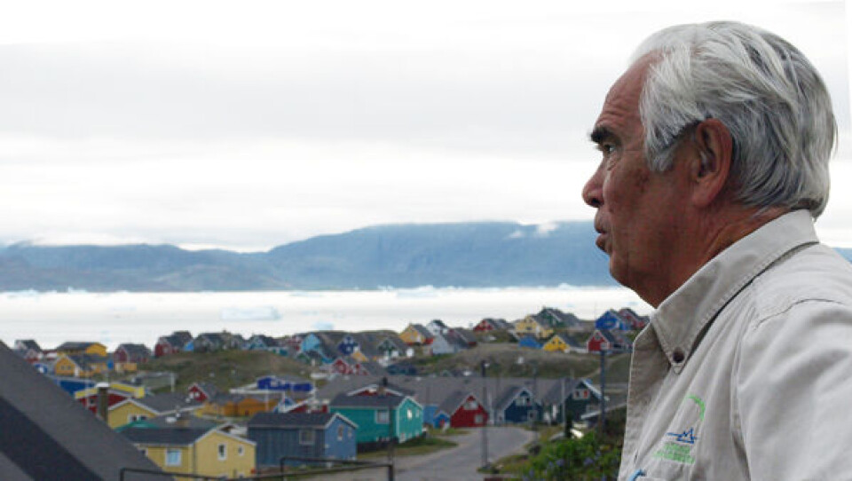Finn Lynge kigger ud over Narsaq og fjordene fra sin terrasse. Foto: Asger Lind Krebs