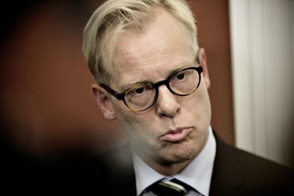 Forsvarsminister Carl Holst har valgt at træde tilbage som minister