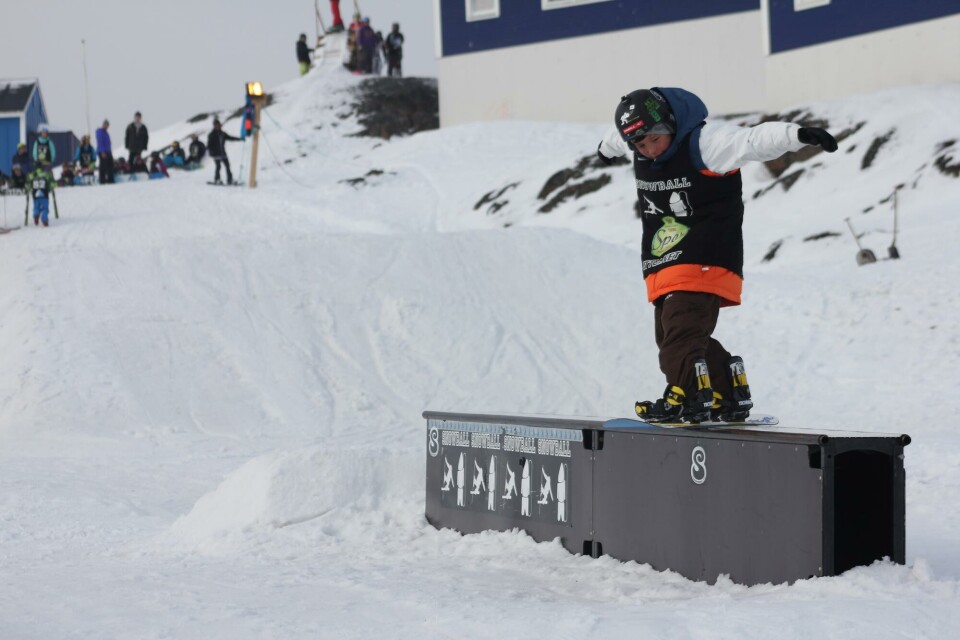 Jonas Strømsted på funboxen under Slopestyle. Foto: Qiteraq Eugenius Jonas lige før han får at vide han har vundet guld. Foto: Qiteraq Eugenius 14-16 årige freestyle skiers på det hjemmelavede podium. Foto: Qiteraq Eugenius Direkte fra flyveren til Slopestyle. 1. gennemløb var startet da de ankom. Foto: Qiteraq Eugenius Snowboard & Freestyle Ski GM deltagerne vinker fra startområdet. Foto: Qiteraq Eugenius En velfortjent guld, og dermed grønlandsmester titlen, gik til Aputsiaq. Foto: Qiteraq Eugenius. Aputsiaq Kristensen på første kicker (hop). Foto: Qiteraq Eugenius. Aputsiaq Kristensen på første kicker (hop). Foto: : Qiteraq Eugenius. Arnaq Jensen er stolt over sin guldmedalje. Foto: Qiteraq Eugenius Jonas Strømsted på funboxen under Slopestyle. Foto: Qiteraq Eugenius Jonas lige før han får at vide han har vundet guld. Foto: Qiteraq Eugenius 14-16 årige freestyle skiers på det hjemmelavede podium. Foto: Qiteraq Eugenius Direkte fra flyveren til Slopestyle. 1. gennemløb var startet da de ankom. Foto: Qiteraq Eugenius Snowboard & Freestyle Ski GM deltagerne vinker fra startområdet. Foto: Qiteraq Eugenius En velfortjent guld, og dermed grønlandsmester titlen, gik til Aputsiaq. Foto: Qiteraq Eugenius. Aputsiaq Kristensen på første kicker (hop). Foto: Qiteraq Eugenius. Aputsiaq Kristensen på første kicker (hop). Foto: : Qiteraq Eugenius. Arnaq Jensen er stolt over sin guldmedalje. Foto: Qiteraq Eugenius Jonas Strømsted på funboxen under Slopestyle. Foto: Qiteraq Eugenius