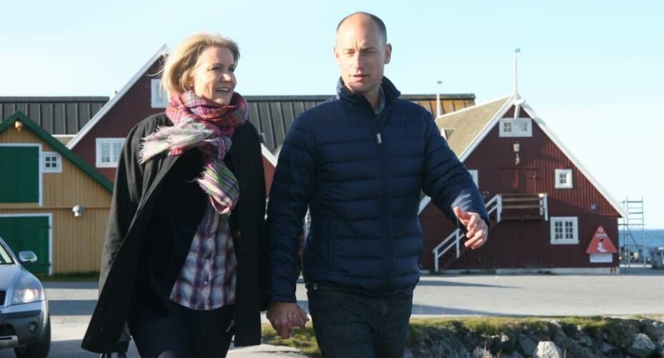 Statsminister Helle Thorning-Schmidt (S) har modtaget en meget stor torsk som det synlige bevis på, at hun er kåret til Ekstra Bladets Nytårstorsk 2012 af avisens læsere. Her ses hun og manden Stephen Kinnock i Kolonihavnen i Nuuk forud for rigsmødet i slutningen af august i Igaliku. Foto: Niels Ole Qvist