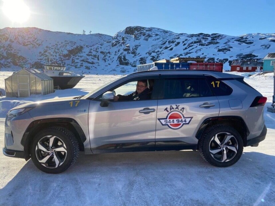 32 taxaer i Ilulissat holder stille ved kommunekontoret i Ilulissat onsdag den 10. maj klokken 10.00 for at vise deres utilfredshed om kommunalbestyrelsens beslutning om flere taxaer. Det kan ikke betyde bedre service, når vi mangler chauffører, siger foreningen for taxachaufførers formand.