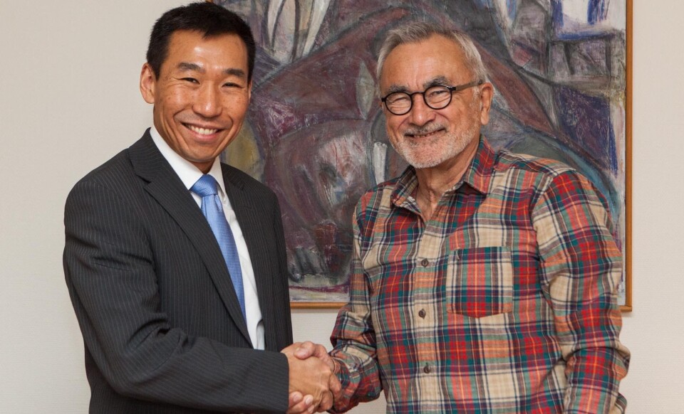 Inatsisartut siulittaasuat Josef Motzfeldt aamma Australiap Danmarkimi aallartitaa, James Choi, Nuummi ataatsimiinnermit. Assi: Nils Baum, Bureau for Inatsisartut
