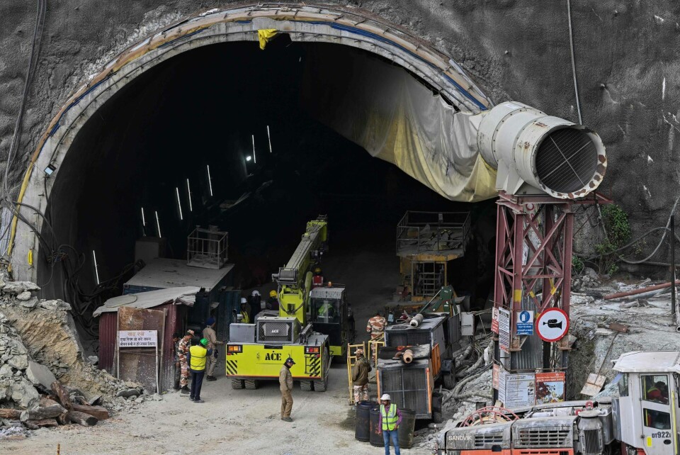 Redningsfolk borer sig frem til 41 arbejdere i kollapset tunnel