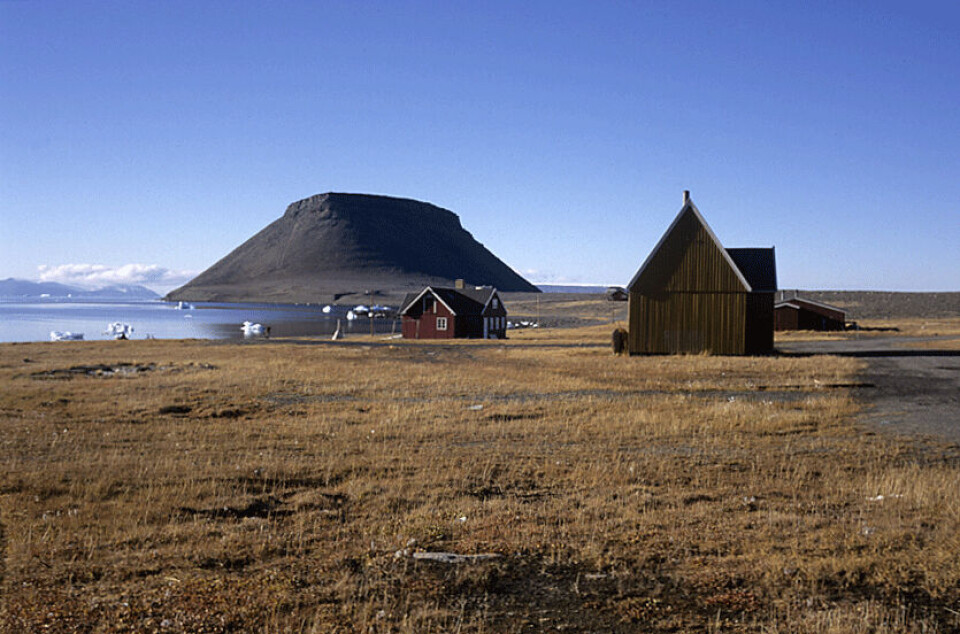 Freuchens hus ? det røde til venstre med det karakteristiske Thulefjeld./ Freuchenip illua - saamiatungaani aappalaartoq Uummannaq ilisarnarluartoq tunuliaqutaralugu. Forfatter John Andersen fra et tidligere besøg på Dundas./ Atuakkiortoq John Andersen Dundasimi siusinnerusukkut tikeraarnerani. Freuchens hus ? det røde til venstre med det karakteristiske Thulefjeld./ Freuchenip illua - saamiatungaani aappalaartoq Uummannaq ilisarnarluartoq tunuliaqutaralugu. Forfatter John Andersen fra et tidligere besøg på Dundas./ Atuakkiortoq John Andersen Dundasimi siusinnerusukkut tikeraarnerani. Freuchens hus ? det røde til venstre med det karakteristiske Thulefjeld./ Freuchenip illua - saamiatungaani aappalaartoq Uummannaq ilisarnarluartoq tunuliaqutaralugu. Forfatter John Andersen fra et tidligere besøg på Dundas./ Atuakkiortoq John Andersen Dundasimi siusinnerusukkut tikeraarnerani.
