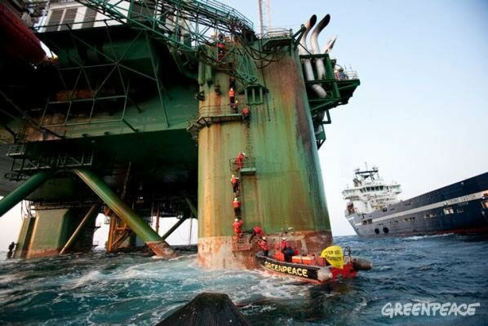 Greenpeace fortsætter sin aktion mod Cairn Energys prøveboringer. Denne morgen var det Greenpeaces internationale generalsekretær, der klatrede ombord på Leiv Eiriksson og bad kaptajnen om at forlade boreriggen. Foto: Greenpeace.org