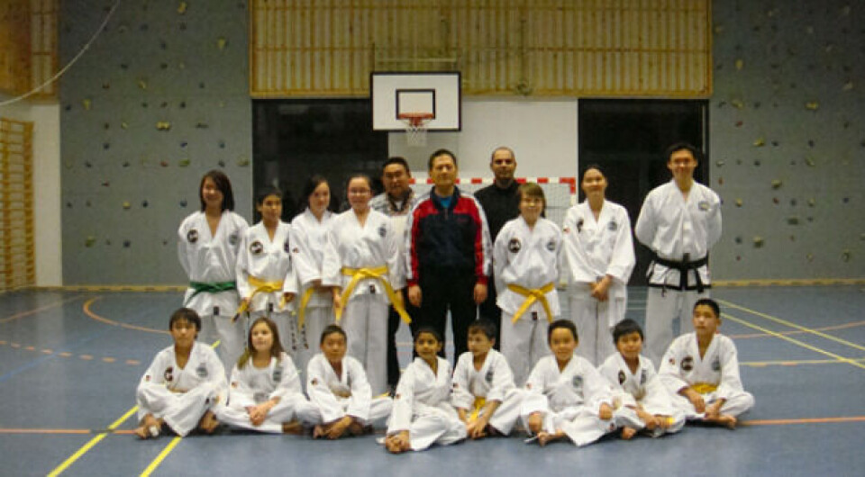14 elever blev fredag i Ilulissat opgraderet af 9. Dan Dr. Grandmaster Leong Wai Meng til forskellige bælter. Foto: Ilulissat Taekwon-do Klub