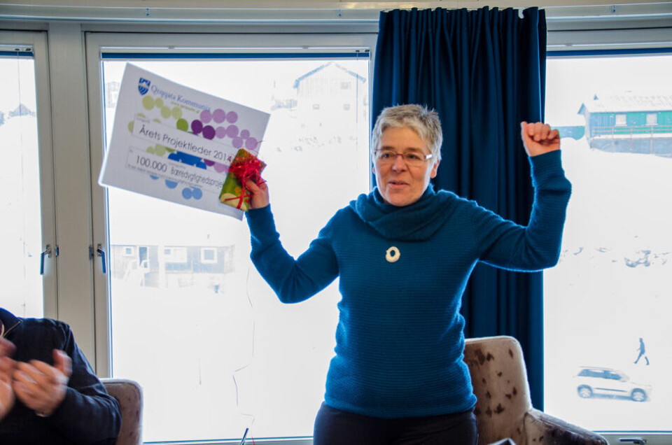 En stolt Pia Lennert Qeqqata KommuniaSara Heilmann Rosing var også glad og stolt over den pris, hun modtog med sin Sisimiut-kollega Qeqqata KommuniaSara Heilmann Rosing fulgte med fra Maniitsoq via Skype Qeqqata KommuniaPia Lennert i Sisimiut og Sara Heilmann Rosing via Skype fra Maniitsoq viser deres priser Qeqqata KommuniaKommunalbestyrelsens mødelokale i Sisimiut Qeqqata KommuniaEn stolt Pia Lennert Qeqqata KommuniaSara Heilmann Rosing var også glad og stolt over den pris, hun modtog med sin Sisimiut-kollega Qeqqata KommuniaSara Heilmann Rosing fulgte med fra Maniitsoq via Skype Qeqqata KommuniaPia Lennert i Sisimiut og Sara Heilmann Rosing via Skype fra Maniitsoq viser deres priser Qeqqata KommuniaKommunalbestyrelsens mødelokale i Sisimiut Qeqqata KommuniaEn stolt Pia Lennert Qeqqata Kommunia