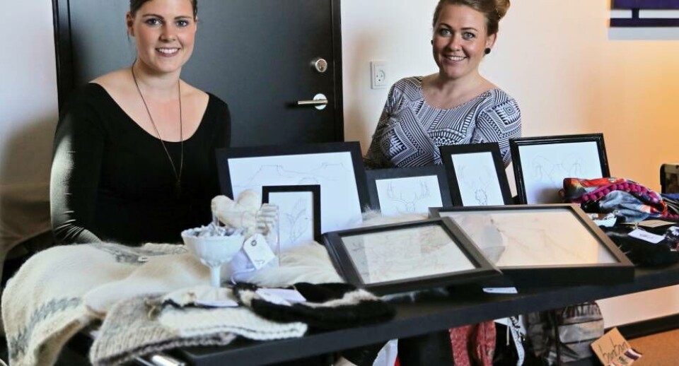 Bára Ástvaldssóttir og Steinum 'Osk Gudmundsdóttir med islandsk design og håndværk Knud Fl. LarsenRasmus Lyberth arbejder med fedtsten Knud Fl. LarsenBoderne på det store loppemarked blev studeret ivrigt Knud Fl. LarsenMario Lyberth alene på scenen med sin guitar Knud Fl. LarsenArk Tjiks i Nordatlantisk Hus Knud Fl. LarsenGitte Hænning nød koncerten med Ark Tjiks Knud Fl. LarsenMange mennesker i og omkring Nordatlantisk Hus Knud Fl. LarsenIris Døfn Jonsdottir med information om Island Knud Fl. LarsenRannvá Olsen og Gudrid Nattestad fortalte om Færøerne Knud Fl. LarsenTabetha Villadsen og Karen Pedersen i Umiaqs stand Knud Fl. LarsenFra foreningen Umiaqs informationsstand Knud Fl. LarsenBára Ástvaldssóttir og Steinum 'Osk Gudmundsdóttir med islandsk design og håndværk Knud Fl. LarsenRasmus Lyberth arbejder med fedtsten Knud Fl. LarsenBoderne på det store loppemarked blev studeret ivrigt Knud Fl. LarsenMario Lyberth alene på scenen med sin guitar Knud Fl. LarsenArk Tjiks i Nordatlantisk Hus Knud Fl. LarsenGitte Hænning nød koncerten med Ark Tjiks Knud Fl. LarsenMange mennesker i og omkring Nordatlantisk Hus Knud Fl. LarsenIris Døfn Jonsdottir med information om Island Knud Fl. LarsenRannvá Olsen og Gudrid Nattestad fortalte om Færøerne Knud Fl. LarsenTabetha Villadsen og Karen Pedersen i Umiaqs stand Knud Fl. LarsenFra foreningen Umiaqs informationsstand Knud Fl. LarsenBára Ástvaldssóttir og Steinum 'Osk Gudmundsdóttir med islandsk design og håndværk Knud Fl. Larsen