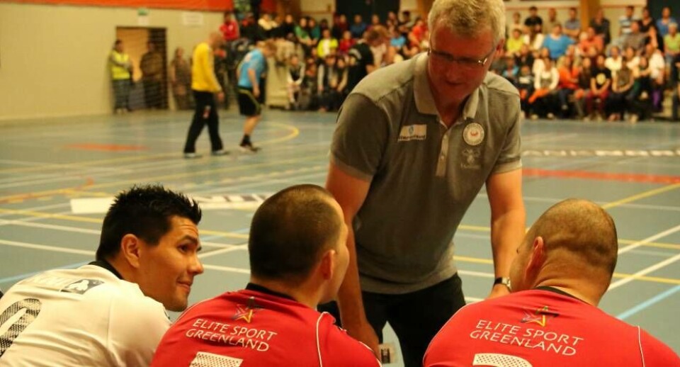 Niels Møller ses her i aktion på sidelinjen under en af de mange kampe han har coachet.