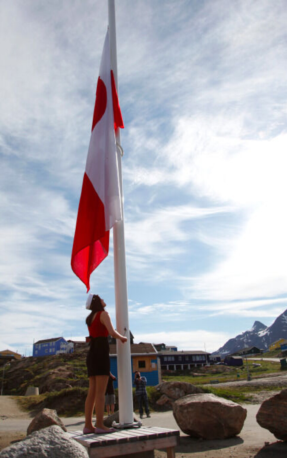 Ajaaja Lynge-Larsen hejser flaget i Sisimiut, onsdag, hvor hun afsluttede sin eksamen med et B. Foto: privat Ajaaja Lynge-Larsen blev årets første student i Sisimiut. Foto: privat Ajaaja Lynge-Larsen hejser flaget i Sisimiut, onsdag, hvor hun afsluttede sin eksamen med et B. Foto: privat Ajaaja Lynge-Larsen blev årets første student i Sisimiut. Foto: privat Ajaaja Lynge-Larsen hejser flaget i Sisimiut, onsdag, hvor hun afsluttede sin eksamen med et B. Foto: privat Ajaaja Lynge-Larsen blev årets første student i Sisimiut. Foto: privat