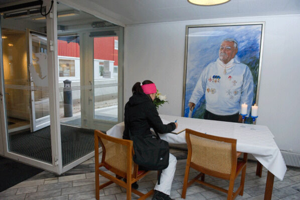 Bogen er at finde ved hovedindgangen på et bord foran portrættet af Jonathan Motzfeldt. Foto: Leiff Josefsen