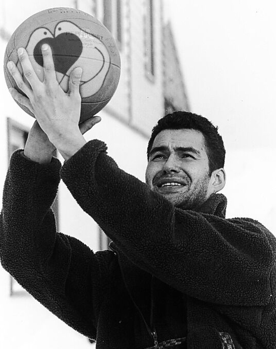 Johnny Henriksen - som man også kendte ham. Foto: Sermitsiaq Arkiv Johnny Henriksen var tidligere samlever med Ellen Kristensen (i dag Ellen Christoffersen), tidligere folketingsmedlem for Atassut. Han fungerede som hendes sparringspartner i det politiske. Foto: Sermitsiaq Arkiv Johnny Henriksen - som man også kendte ham. Foto: Sermitsiaq Arkiv Johnny Henriksen var tidligere samlever med Ellen Kristensen (i dag Ellen Christoffersen), tidligere folketingsmedlem for Atassut. Han fungerede som hendes sparringspartner i det politiske. Foto: Sermitsiaq Arkiv Johnny Henriksen - som man også kendte ham. Foto: Sermitsiaq Arkiv Johnny Henriksen var tidligere samlever med Ellen Kristensen (i dag Ellen Christoffersen), tidligere folketingsmedlem for Atassut. Han fungerede som hendes sparringspartner i det politiske. Foto: Sermitsiaq Arkiv