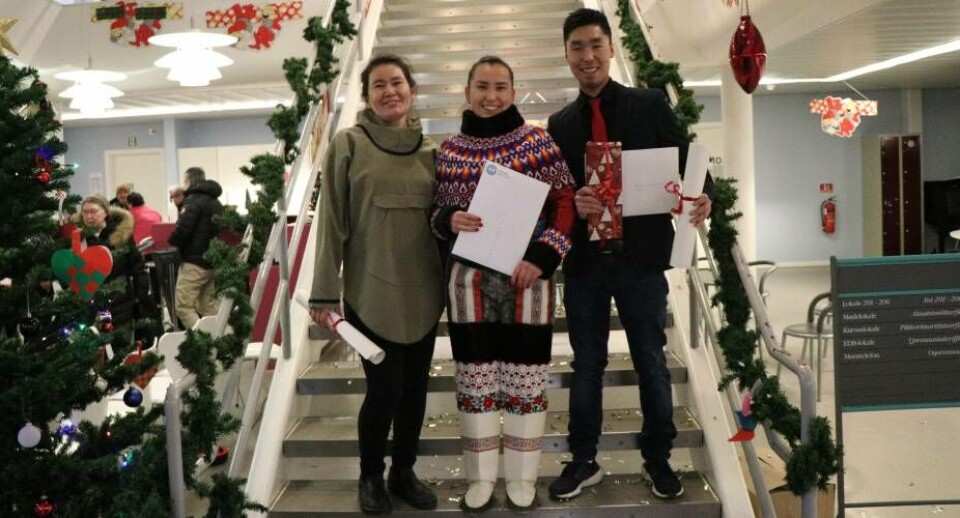 Nuno Lange, Pipaluk Ostermann og Aqqaluk Zeeb Fleischer. Nasunnguaq Lund måtte tage hjem inden dimissionen fra SØK-uddannelsen. Foto: Mike Ravn Gabrielsen og Salik NielsernPipaluk Ostermann og Aqqaluk Zeeb Fleischer holder taler på SØK´s vegne. Foto: Mike Ravn Gabrielsen og Salik NielsernStine Egede, borgmester i Kommune Kujalleq. Foto: Mike Ravn Gabrielsen og Salik NielsernDimittender fra adventure guide-uddannelsen. Foto: Mike Ravn Gabrielsen og Salik NielsernForstander Stinus Silassen holder tale. Foto: Mike Ravn Gabrielsen og Salik Nielsern, Campus)Nuno Lange, Pipaluk Ostermann og Aqqaluk Zeeb Fleischer. Nasunnguaq Lund måtte tage hjem inden dimissionen fra SØK-uddannelsen. Foto: Mike Ravn Gabrielsen og Salik NielsernPipaluk Ostermann og Aqqaluk Zeeb Fleischer holder taler på SØK´s vegne. Foto: Mike Ravn Gabrielsen og Salik NielsernStine Egede, borgmester i Kommune Kujalleq. Foto: Mike Ravn Gabrielsen og Salik NielsernDimittender fra adventure guide-uddannelsen. Foto: Mike Ravn Gabrielsen og Salik NielsernForstander Stinus Silassen holder tale. Foto: Mike Ravn Gabrielsen og Salik Nielsern, Campus)Nuno Lange, Pipaluk Ostermann og Aqqaluk Zeeb Fleischer. Nasunnguaq Lund måtte tage hjem inden dimissionen fra SØK-uddannelsen. Foto: Mike Ravn Gabrielsen og Salik Nielsern