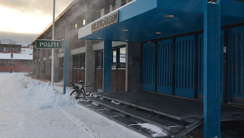Politiet i Nuuk vil gerne have hjælp fra befolkningen til at opklaring af røveriet mod Centrum Grill, lørdag morgen. En mand mellem 20 og 30 år efterlyses.