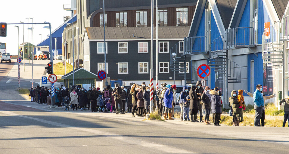 Onsdag er der lang kø til testcentret i Nuuk.