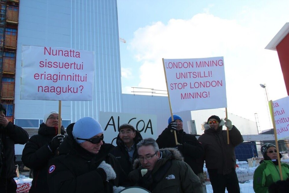 Før London Mining fik tildelt udnyttelsestilldelse i 2013 var der protester blandt befolkningen i Nuuk over det kommende mineprojekt.