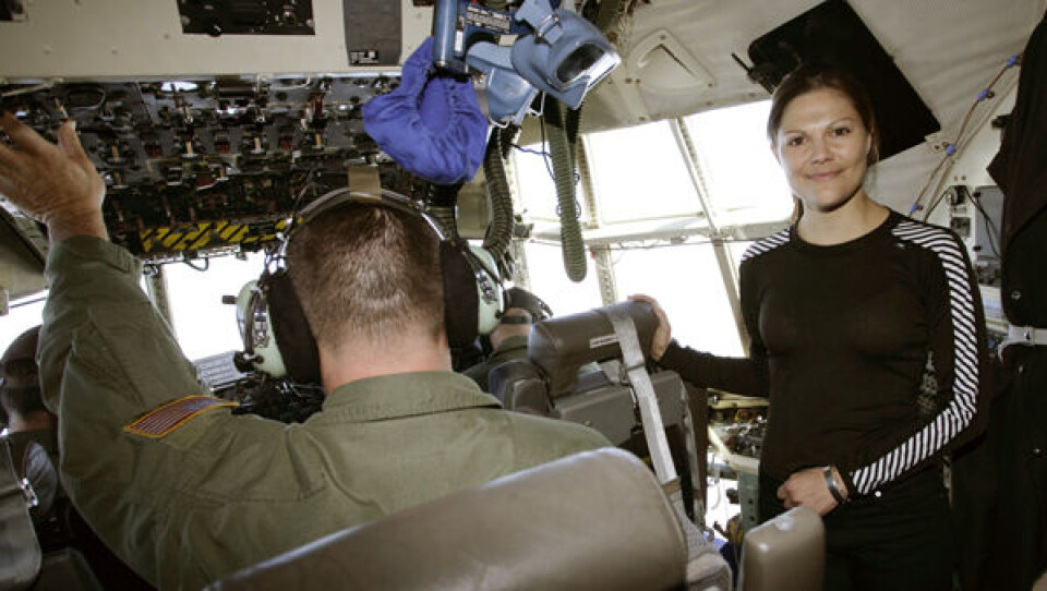 Kronprinsesse Victoria på vej hjem fra indlandsisen i en Hercules C-130 med ski på landingshjulene. Foto: Jørgen Chemnitz. De tre Kronprinsesse Victoria på vej hjem fra indlandsisen i en Hercules C-130 med ski på landingshjulene. Foto: Jørgen Chemnitz. De tre Kronprinsesse Victoria på vej hjem fra indlandsisen i en Hercules C-130 med ski på landingshjulene. Foto: Jørgen Chemnitz. De tre