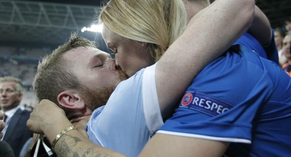 Den islandske anfører, Aron Gunnarsson, får et kys af en tilskuer oven på sejren over England
