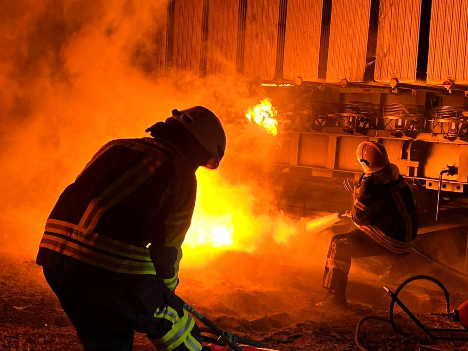Brandmænd arbejder på at slukke en brand ved energiinfrastrukturanlæg, beskadiget af russisk missilangreb, mens Ruslands angreb på Ukraine fortsætter.