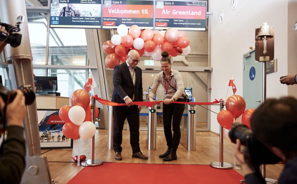 I dag åbnede den direkte rute til Grønland fra Billund Lufthavn. Jan Hessellund, adm. direktør i Billund Lufthavn (til venstre) og Katja Vahl, kommunikation- og marketing manager i Air Greenland (til højre) står for indvielsen af ruten. Air Greenland / Billund Lufthavn Air Greenland