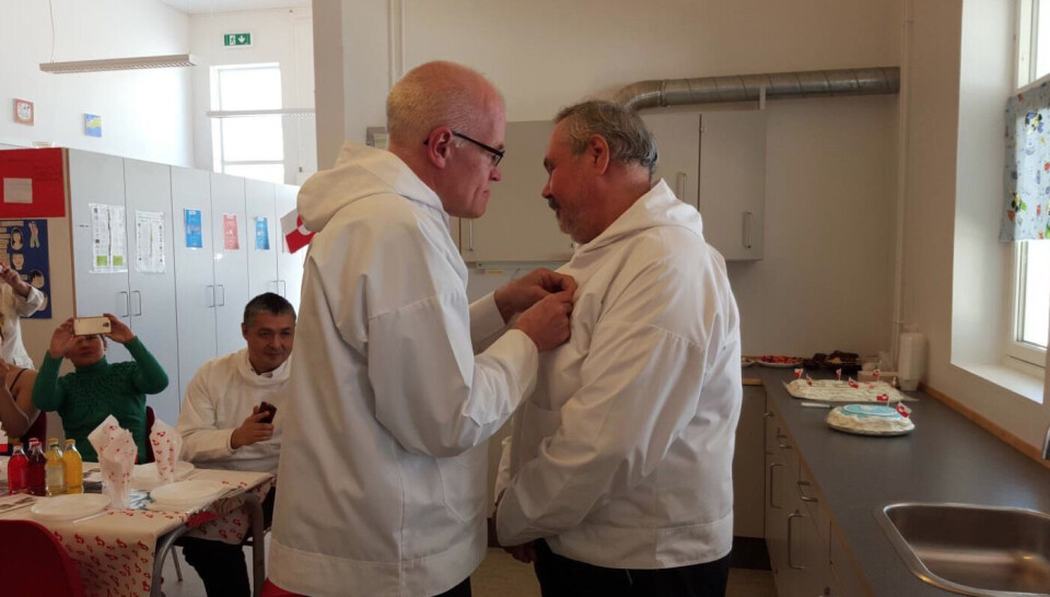 Kædedirektør for Pilersuisoq Finn Fabricius overrækker fortjenstmedaljen til Simon Petersen KNISimon Petersen sammen med alle medarbejdere fra Pilersuisoq Aappilattoq KNISimon Petersen sammen med Mina Petersen KNIKædedirektør for Pilersuisoq Finn Fabricius overrækker fortjenstmedaljen til Simon Petersen KNISimon Petersen sammen med alle medarbejdere fra Pilersuisoq Aappilattoq KNISimon Petersen sammen med Mina Petersen KNIKædedirektør for Pilersuisoq Finn Fabricius overrækker fortjenstmedaljen til Simon Petersen KNI