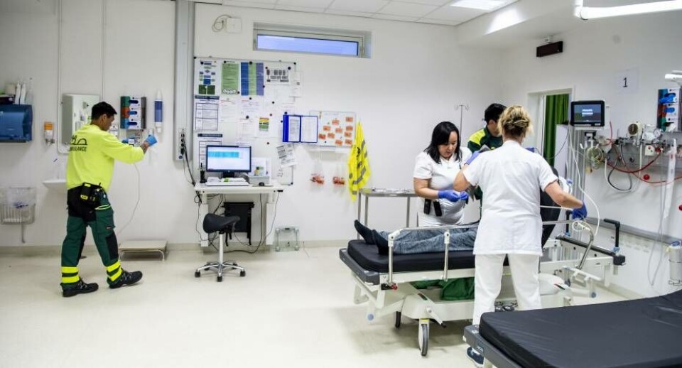 En kvinde er bragt til Skadestuenmed ambulancen. Hun har alt forhøj puls og er i gang med at bliveudredt. Personalet udvides medsamtlige læger, der harfredagsvagten på flere forskelligeafdelinger på sygehuset.