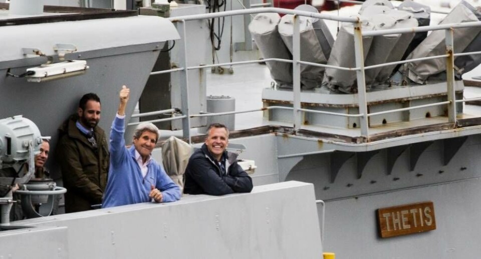John Kerry ombord på inspektionsskibet Thetis med ambassadør Rufus Gifford Bendt KristiansenJohn Kerrys fly landede fredag eftermiddag i Kangerlussuaq Privat