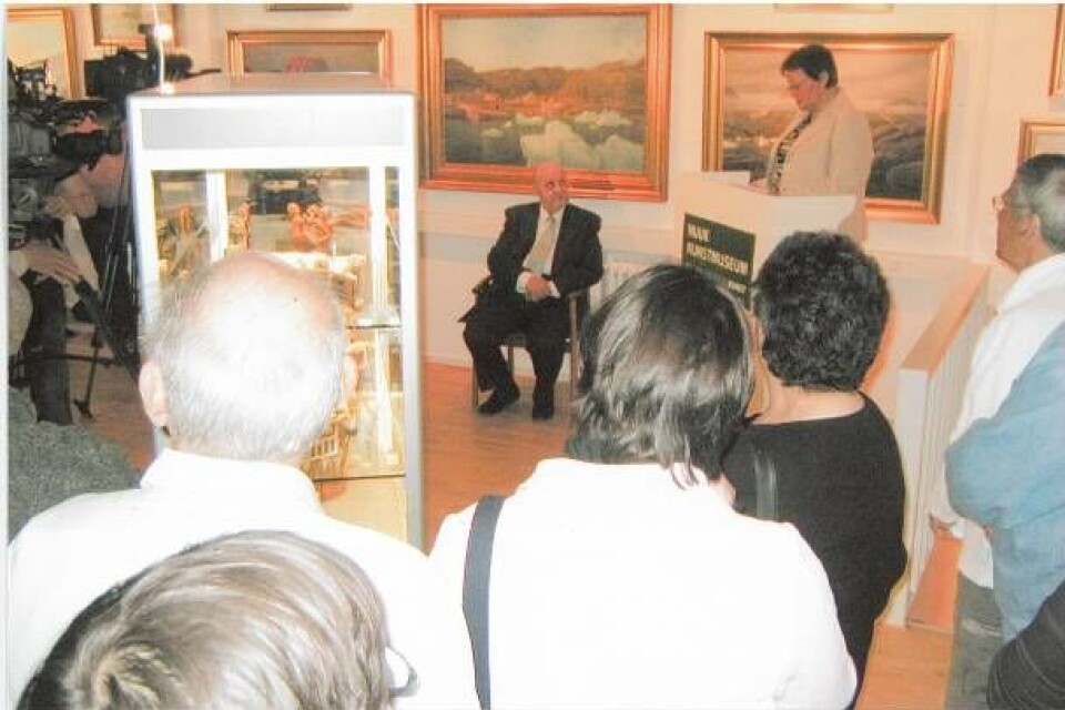 Foto fra 2006 hvor Svend Junge overrakte gavebrevet til daværende borgmester Agnethe Davidsen.