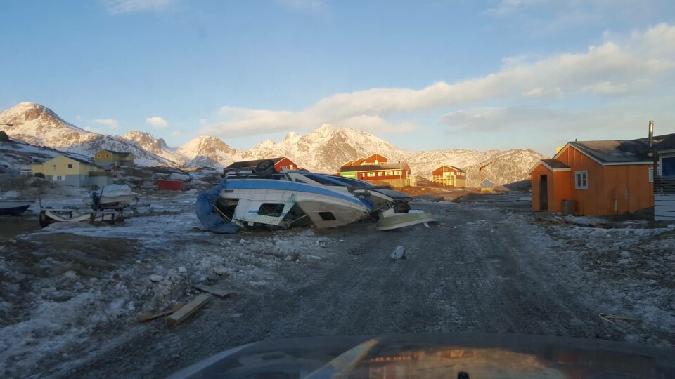 Tasiilaq blev ramt af en relativt kraftig piteraq i september sidste år, hvor der skete en del materiel skade (billedet). Arkivfoto.