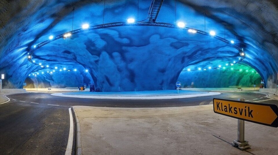 Rundkørslen, som ligger 73 meter under havets overflade, forventes at blive en turistattraktion. Ólavur FrederiksenEysturoyartunnil: Den 11 km lange tunnel forbinder Streymoy (t.v.) med Eysturoy. Tórshavn ligger tæt på Hvitanes, hvor tunnelen kommer op mod vest. I den østlige ende er der forbindelse til byerne på begge sider af fjorden. Ólavur FrederiksenTunnelen er 11,2 kilometer lang og allerede nu strømmer folk til for at se den specielle rundkørsel under havets overflade. Ólavur FrederiksenRundkørslen, som ligger 73 meter under havets overflade, forventes at blive en turistattraktion. Ólavur FrederiksenEysturoyartunnil: Den 11 km lange tunnel forbinder Streymoy (t.v.) med Eysturoy. Tórshavn ligger tæt på Hvitanes, hvor tunnelen kommer op mod vest. I den østlige ende er der forbindelse til byerne på begge sider af fjorden. Ólavur FrederiksenTunnelen er 11,2 kilometer lang og allerede nu strømmer folk til for at se den specielle rundkørsel under havets overflade. Ólavur FrederiksenRundkørslen, som ligger 73 meter under havets overflade, forventes at blive en turistattraktion. Ólavur Frederiksen