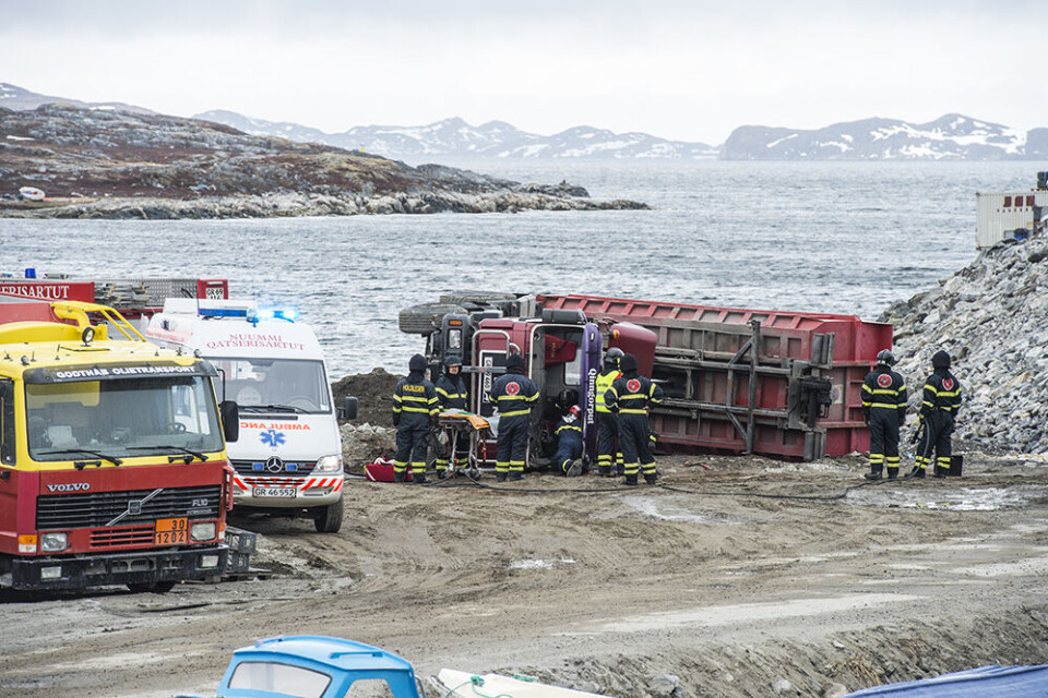 Ulykken skete tirsdag formiddag i Nuuk Leiff JosefsenUlykken skete i nærheden af tankstationen Orsiivik Leiff JosefsenBrandfolk hjalp til, da chaufføren blev hjulpet ud af styrehuset Leiff JosefsenUlykken skete tirsdag formiddag i Nuuk Leiff JosefsenUlykken skete i nærheden af tankstationen Orsiivik Leiff JosefsenBrandfolk hjalp til, da chaufføren blev hjulpet ud af styrehuset Leiff JosefsenUlykken skete tirsdag formiddag i Nuuk Leiff Josefsen